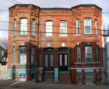 Cette image montre la façade avant contiguë de l'édifice; City of Saint John