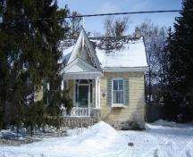 Of note is the symmetrical three-bay arrangement of the facade.; Kayla Jonas, 2008.