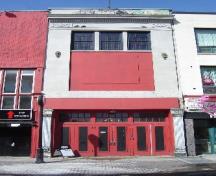 Of note are the 6 over 6 windows on third-storey.; Paul Dubniak, 2008.