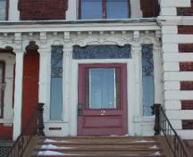 Cette photographie montre l'entrée surélevée du bâtiment; City of Saint John