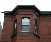 Cette photographie montre les bandeaux d'encorbellement sur la corniche, 2007; City of Saint John