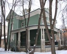 Façades principales - du sud-ouest de la maison John Duncan McArthur, Winnipeg, 2009; Historic Resources Branch, Manitoba Culture, Heritage and Tourism, 2009