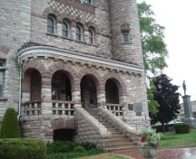 Featured is the multi arched portico entrance with contrasting stone work and balustrade.; Martina Braunstein, 2007.
