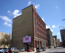 Vue d'ensemble - du sud-ouest du bâtiment Western Glove Works, Winnipeg, 2007; Historic Resources Branch, Manitoba Culture, Heritage and Tourism, 2007