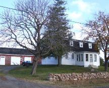 Front and west elevation, Jonathan Shearman House and barn, Upper Canard, Nova Scotia, 2006.
; Heritage Division, NS Dept. of Tourism, Culture and Heritage, 2006.