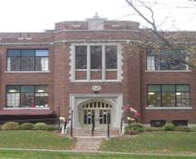 Featured is the projecting frontispiece.; Paul Dubniak, 2008.