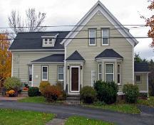 Front perspective of the Captain Angus MacDougall House.; Heritage Division, N.S. Dept. of Toursim, Culture and Heritage, 2009.