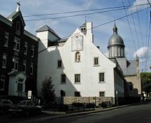 Vue de côté du couvent des Ursulines au complexe historique de Trois-Rivières, qui montre sa façade en crépi, 2003.; Parks Canada Agency / Agence Parcs Canada