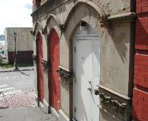 Photographie montre les arches sur la rue Princess avec leurs figures et gargouilles, 2004.; City of Saint John 