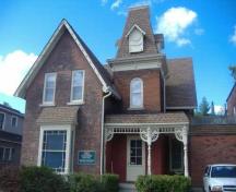 Front of Lawrence-Singer House on East Main Street; Callie Hemsworth, Brock University, 2007