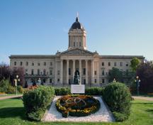 Primary elevation, from the north, of the Manitoba Legislative Building, Winnipeg, 2009; Historic Resources Branch, Manitoba Culture, Heritage and Tourism, 2009
