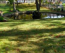 The pond and fountain near the back of the Old Common Burial Ground, Liverpool, Queens County, Nova Scotia.; Heritage Division, NS Dept. of Tourism, Culture & Heritage, 2009
