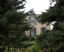 Of note is the central entrance with transom and sidelights.; Kayla Jonas, 2008.