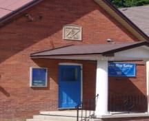 Of note is the carved Masonic emblem and the lodge number above the entrance.; Kirsten Pries, 2008.