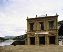 Side view of the Canadian Bank of Commerce, showing the alternating pedimented and arched window surrounds on the ground floor, 1985.; Parks Canada Agency / Agence Parcs Canada, 1985.