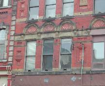 Cette photographie montre les arches au dessus des fenêtres du deuxième étage et les rebords de fenêtres avec boutisse.; City of Saint John