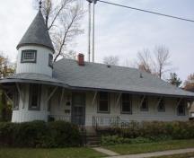 Of note is the bellcast eaves.; Paul Dubniak, 2009.