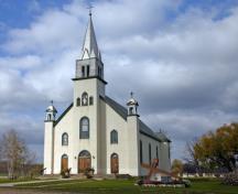 Primary elevations, from the southeast, of the Historic église de l'Enfant-Jésus, Richer, 2007; Historic Resources Branch, Manitoba Culture, Heritage and Tourism, 2007