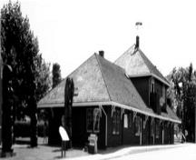 Corner view of the former Canadian Pacific Railway Station (VIA Rail) in Duncan, showing the rectangular plan with low, horizontal form and massing.; Parks Canada Agency/Agence Parcs Canada