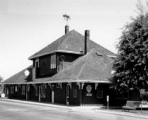 Corner view of the former Canadian Pacific Railway Station(VIA Rail) in Duncan, showing the low, hip roof with deep overhanging eaves.; Parks Canada Agency/Agence Parcs Canada