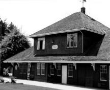 Corner view of the former Canadian Pacific Railway Station (VIA Rail) in Duncan, showing the central two storey block with a pyramidal hip roof and six-over-one windows on the first storey, and tripled windows on the second storey.; Parks Canada Agency/Agence Parcs Canada
