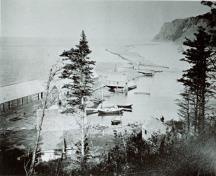 Image de l'étang de Dark Harbour prise de la falaise sud et regardant vers le nord, le long de la digue. Cette image saisit le village de pêcheurs qui comprenait environ 200 résidents vers 1900.; Grand Manan Archives