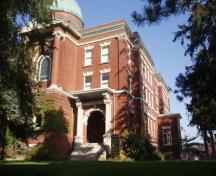 Of note is the building's prominent location in Queen's Park.; Paul Dubniak, 2008.