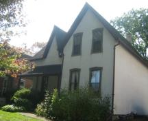 Of note is the “L” shaped floor plan.; Martha Fallis, 2008.