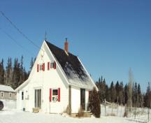 Image de la maison Bancroft à l'hiver 2010, montrant les champs à la droite de la maison; Grand Manan Historical Society