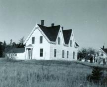 Cette image sans date montre l'entrée ornée située sur le côté du bâtiment.; Grand Manan Historical Society