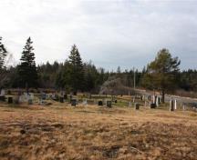 Cette photographie, prise à l'automne de 2009, montre une vue du cimetière prise du site d'origine de l'église baptiste de Seal Cove (qui n'existe plus); Grand Manan Historical Society