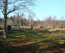 Le cimetière se situe sur des terrains plats, dont certaines parcelles sont en terrasse et clôturées avec de bas murs en béton et des clôtures en fer; Grand Manan Historical Society