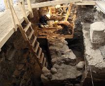 Vue générale des murs en maçonnerie du fort Ville-Marie découverts en 2006 par les archéologues de l’École de fouilles de Pointe-à-Callière, 2007.; Alain Vandal, Pointe-à-Callière Archaeological Field School / École de fouilles de Pointe-à-Callière, 2007.
