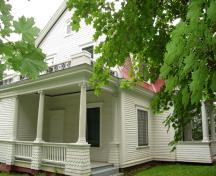La façade ouest du 139, rue Connell; Carleton County Historical Society