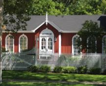 Newer mid-section of the museum that forms a bridge the two original buildings; Sarah Middleton, Brock University, 2008