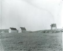 Image de l'école North Head avec la salle de spectacles de North Head et l'église de l'Ascension sur la colline. Cette image est antérieure à la construction de la salle paroissiale par l'église en 1904.; Grand Manan Archives, P8 photo collection