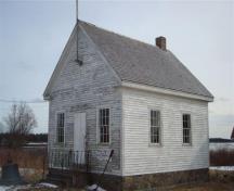 L'école Deep Cove se trouve sur la propriété du musée de Grand Manan. L'école est ouverte aux visiteurs pendant les mois d'été ou sur rendez-vous.  La cloche verte en avant de l'école est la cloche de brouillard du phare Swallowtail à North Head.; Grand Manan Museum