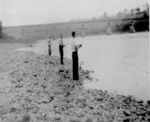 De nombreux pêcheurs bordaient les rives pendant la migration du saumon. La fosse à saumon est adjacente à la rue Main à Hartland.; Doris E. Kennedy