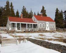 Cette image montre la façade avant de la maison Henry McLaughlin, donnant sur le secteur riverain est; Grand Manan Historical Society 2010