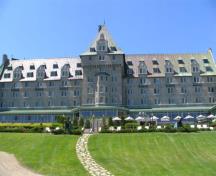 Vue générale du Manoir Richelieu au lieu historique national du Canada de l'Arrondissement-Historique-de-La Malbaie, 2005.; Geneviève Charrois, Parks Canada Agency / Agence Parcs Canada, 2005.