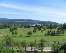 Vue générale des terrains du Club de Golf Murray Bay au lieu historique national du Canada de l'Arrondissement-Historique-de-La Malbaie, 2005.; Geneviève Charrois, Parks Canada Agency / Agence Parcs Canada, 2005.