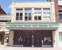 La splendeur des années 1920 maintenant retrouvée grâce à la restauration, la marquise et la façade du théâtre Capitol projettent leur ombre sur la rue Main de Moncton.; Moncton Museum