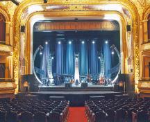 Arc complètement restauré de l’avant-scène du théâtre Capitol, orné de dorures, de dessins au pochoir et de fresques d’Emmanuel Briffa.; Capitol Theatre Inc.