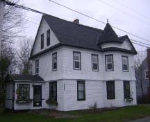 This photograph shows the contextual view of the building, 2009; Town of St. Andrews