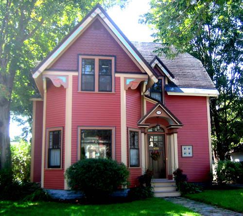 818 Charlotte Street, front façade
