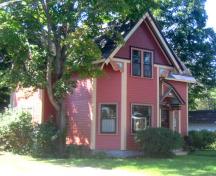 Image of 818 Charlotte Street showing north facing side of dwelling; City of Fredericton