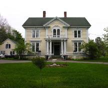 Front elevation and grounds, Hillsdale House, Annapolis Royal, 2005.; Heritage Division, NS Dept. of Tourism, Culture and Heritage, 2005.