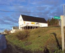 Image de l'école Seal Cove, en 2010, connue aujourd'hui comme étant le dépanneur Frosty's Kwick Way et le bureau de poste; Grand Manan Historical Society