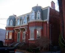 Image montrant le contexte de la résidence Thomas Linton dans le complexe résidentiel. Le 25, rue Gooderich se trouve au côté droite de l'image.; City of Saint John