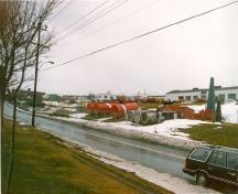 Vue générale du bâtiment 202 à Pleasantville à la gauche de l'image, 1986.; Public Works and Government Services Canada / Travaux publics et Services gouvernementaux Canada, 1986.